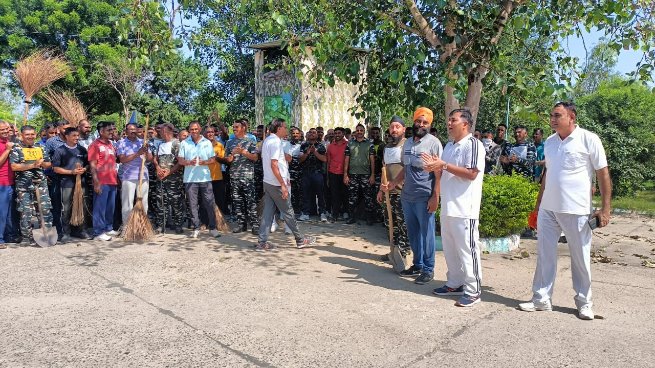 rangehnr's tweet photo. Swachhata Hi Seva campaign(From 02/10/2023 to 31/10/2023) was conducted by DIG Range CRPF Hiranagar at Nagrota, Jammu &amp; Kashmir.
@PMOIndia

@HMOIndia

@PIBHomeAffairs

@crpfindia

#SpecialCampaign3.0 #SwachhataHiSeva https://t.co/eFRYflXEqK