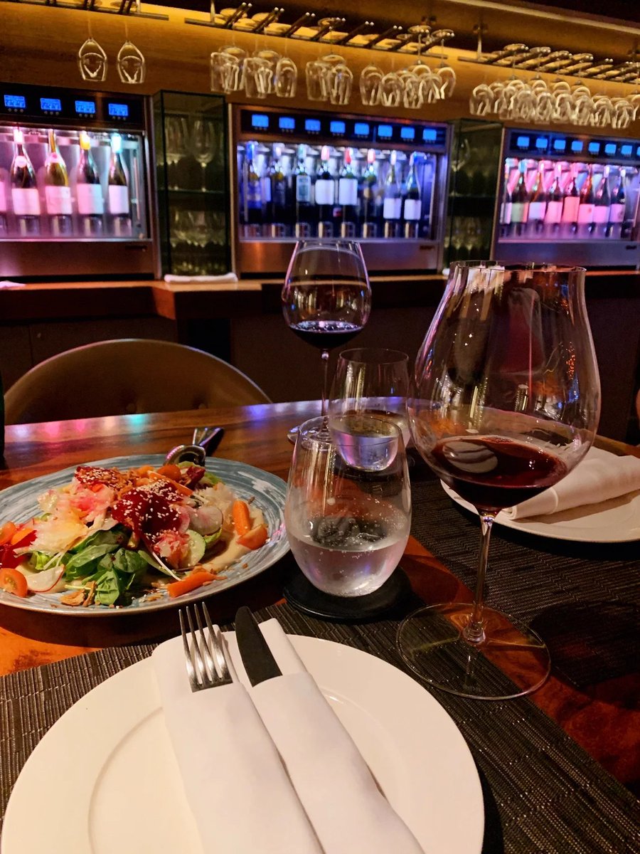 SlantedGaming's tweet photo. Wine date with my friends on day off🍷 https://t.co/xDE5pd4nwI