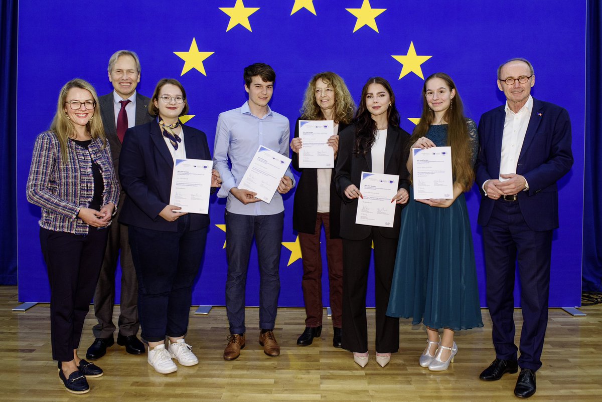 🏆„Wir sind Europa“: 
wir holen hervorragende Abschlussarbeiten zu 🇪🇺Themen vor den Vorhang &amp; würdigen die vorwissenschaftlichen Leistungen junger Menschen.

Herzliche Gratulation den Preisträgerinnen und Preisträgern!
👇
politik-lernen.at/preis_wirsinde… 
#FactsMatter #EuropaLernenAT