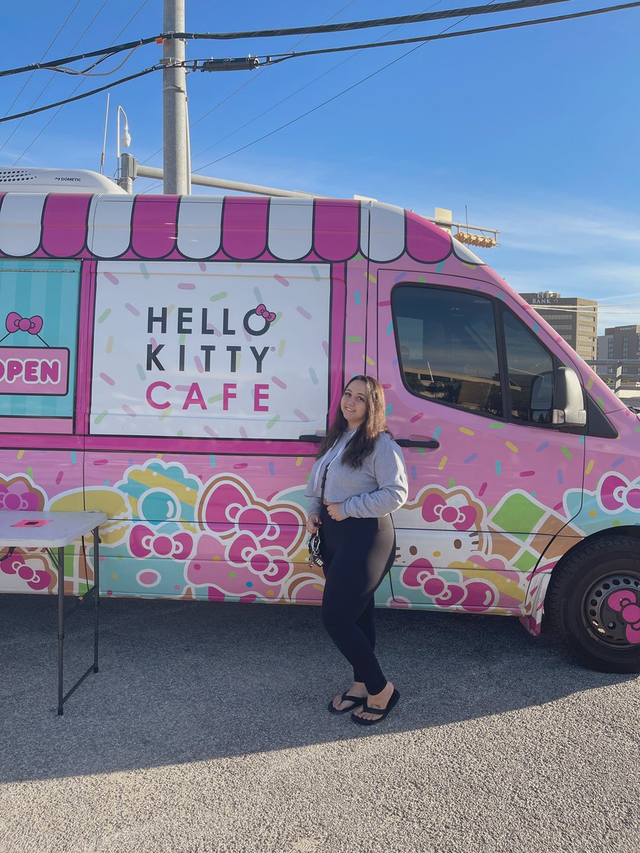 SweetDivinity_'s tweet image. IM HERE 💕💕💕😭 #hellokittycafe