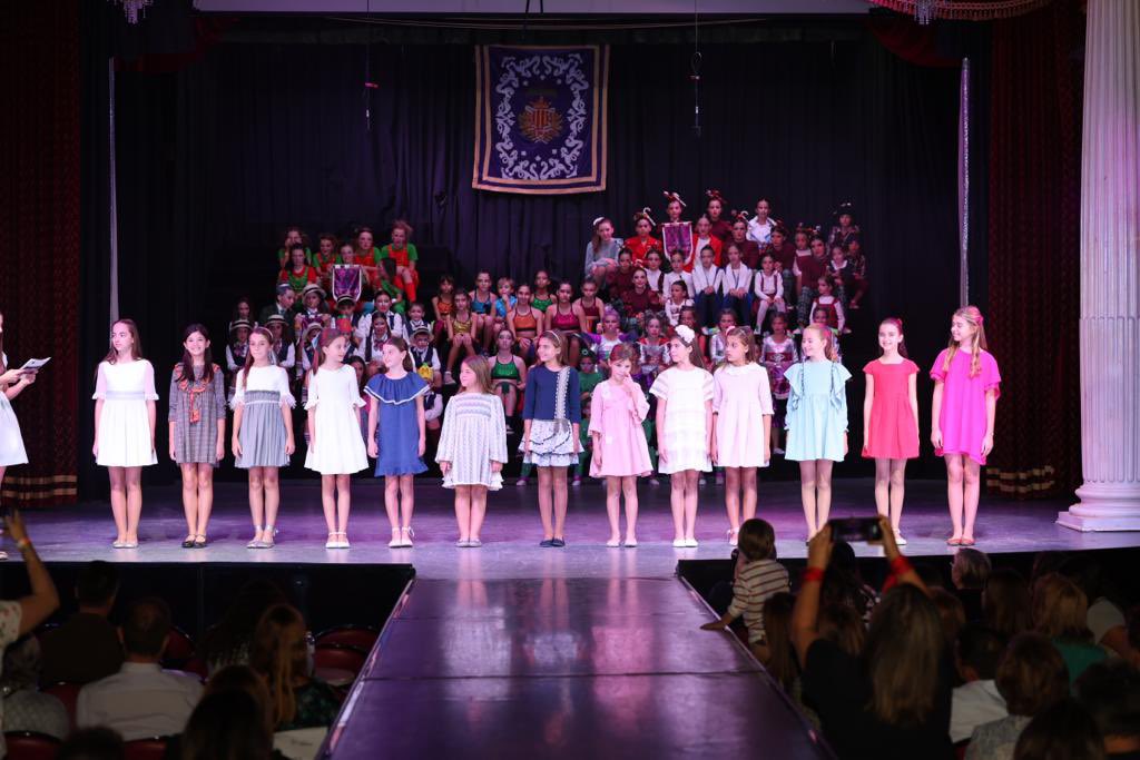 JCF_Valencia's tweet image. 🪩Hui ha arrancat el XXXVII concurs de playbacks infantils amb la modalitat B

Han participat ⬇️
🔹@fallaprvinaroz 🔹@FallaMaestro240 
🔹@fallamolinell 
🔹 @castellosogorb 
🔹 @FallaSMMS 

👑 La FMIV i la seua Cort d’Honor no han faltat a la cita.

 #Playbacks24

📸 @Fotofilmax