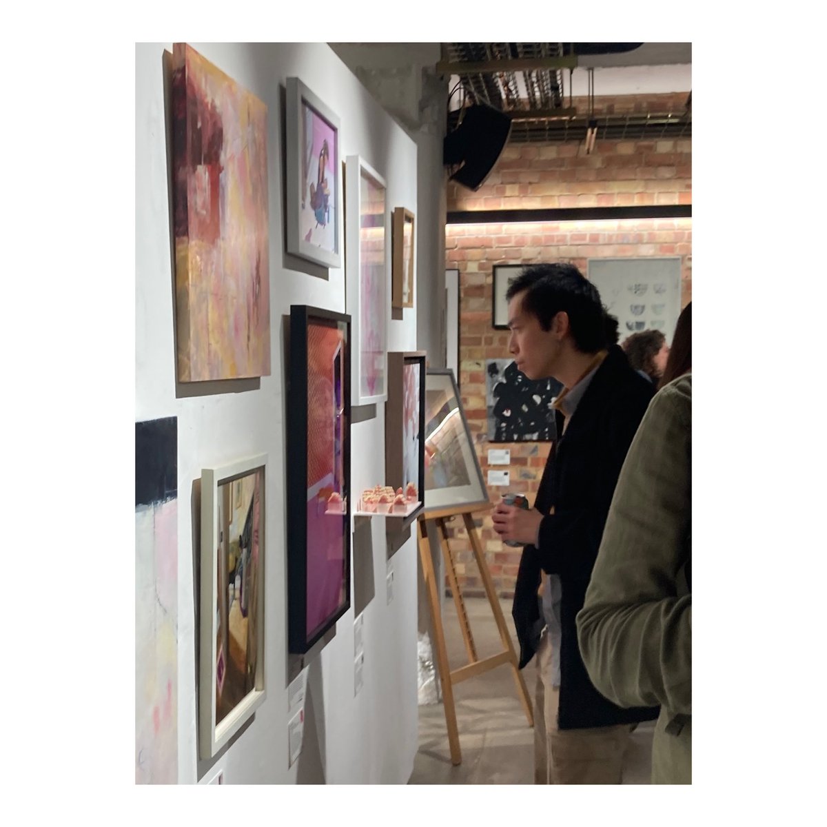 sj8ird's tweet photo. ‘HOME’ opened last night, open daily until 29th Oct, 
@dn_brixton
🏡
Tue 24: talk: Caroline Banks weaving and stories: Elspeth enfold
Thur 26: talks: Sarah Rawlins | Alison Lam
Fri 27: painting demonstration: Maria Yadegar
Sat 28: talk: The Curators

#brixtonartexhibition https://t.co/rTp9rqA18U