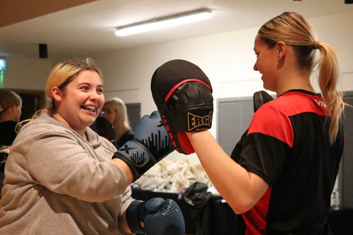 Urdd's tweet photo. Gweithdy bocsio gyda @Rosie_Eccles96! 🥊

Some post-lunch boxing to get the blood pumping!

💪 #FelMerch | @WelshBoxing https://t.co/8HgJCkeAMN