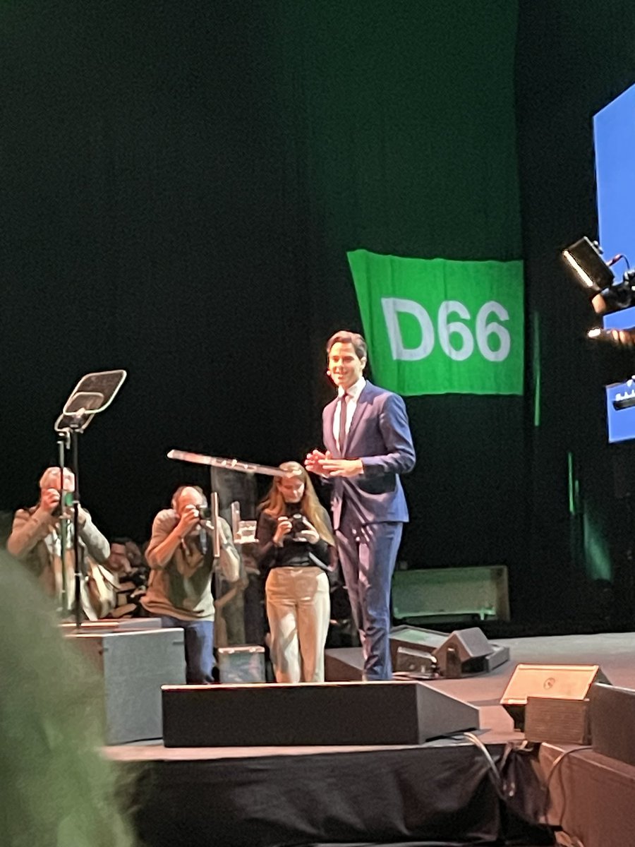 Met trots luister ik naar <a href="/RobJetten/">Rob Jetten</a> die op het landelijk @d66 congres laat zien dat hij vol energie er klaar voor is. En wij samen met hem. 💪🏻 Mooie speech en veel warmte vanuit de zaal voor hetgeen dat we hebben bereikt deze periode. #daaromd66 <a href="/D66/">D66</a>Tilburg