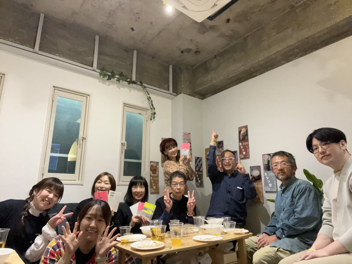 cocomiw's tweet photo. 今日は久シン祭に参加。北野勇作さんの100文字小説を朗読。作家さんを前にしての朗読はドキドキ💓楽しかった〜その模様は後日、webにアップされる予定です。#えとほとん　#北野勇作　#100文字小説  #朗読  #久シン祭 https://t.co/kaWbLATr9d