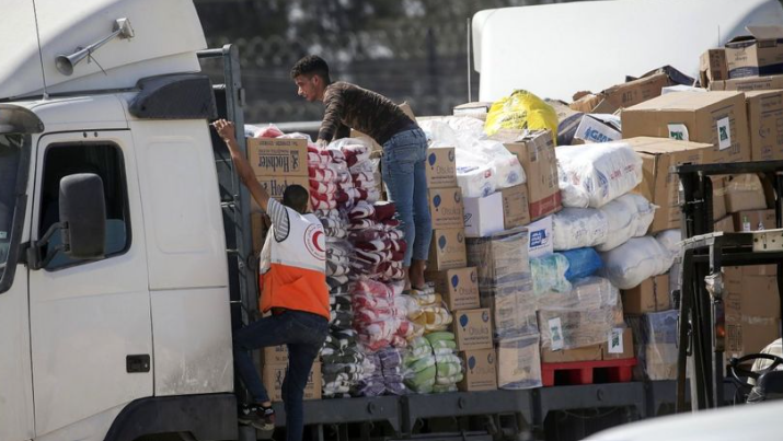 MemeNews74's tweet photo. Jubilation as aid trucks pass through the #rafahcrossing.
the Rafah crossing from #Egypt to #Gaza has opened allowing 20 trucks to pass into the besieged enclave
The trucks are carrying food, water and medicine (but no fuel). https://t.co/ATWwnHQAjS