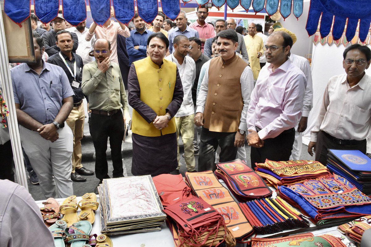 Attended the “Vibrant Gujarat - Vibrant Banaskantha” Summit along with state cabinet minister shri <a href="/Balwantsinh99/">Balvantsinh Rajput</a> ji in anticipation of Vibrant Gujarat 2024. 

Under the astute and resolute guidance of the Hon'ble Prime Minister, Shri @NarendraModi ji, the promise of development