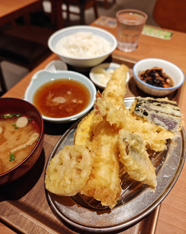 喝完一场，来吃点垫一垫，继续下一场，成都币圈的朋友们酒量真好呀，在北京难找这么几个人一起喝