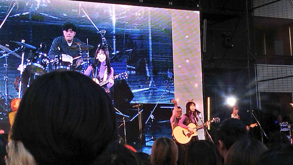 no_makkun's tweet photo. えりんこの後ろにいる松尾さんがうれしそう。#COMPACTCITY #カノサレ https://t.co/mn1Dj27loh