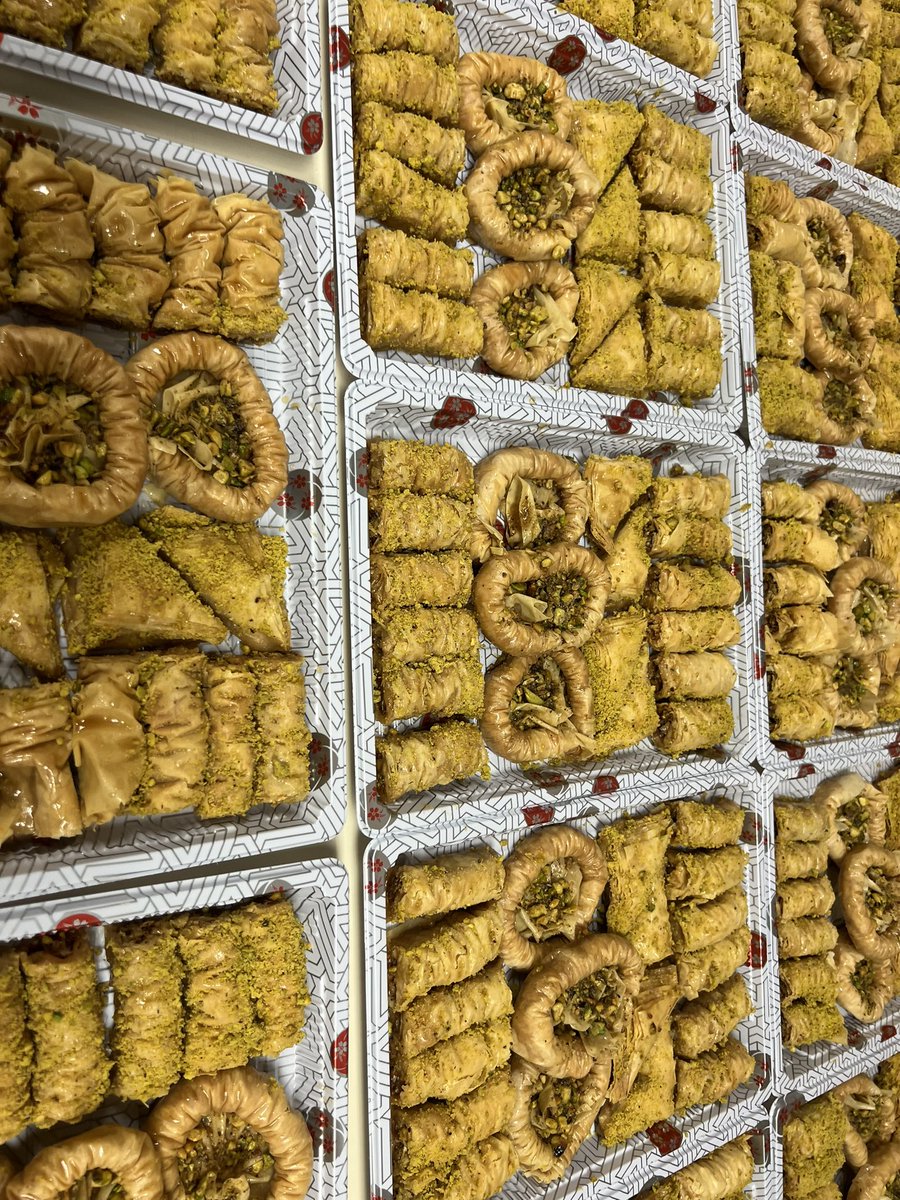 Alkadoursweets's tweet photo. 😋Baklava with pistachio 🔊🔊🔊drizzled with maple syrup . 😋come to try our delicious vegan Sweets , at Billing’s Billings Bridge Shopping Centre , at Carlingwood Shopping Centre and Bayshore Shopping Centre , 💐
#veganfood #sweets 

#alkadoursweets #maplesyrup#maplesyrupottawa https://t.co/Wk3Ps06TbN
