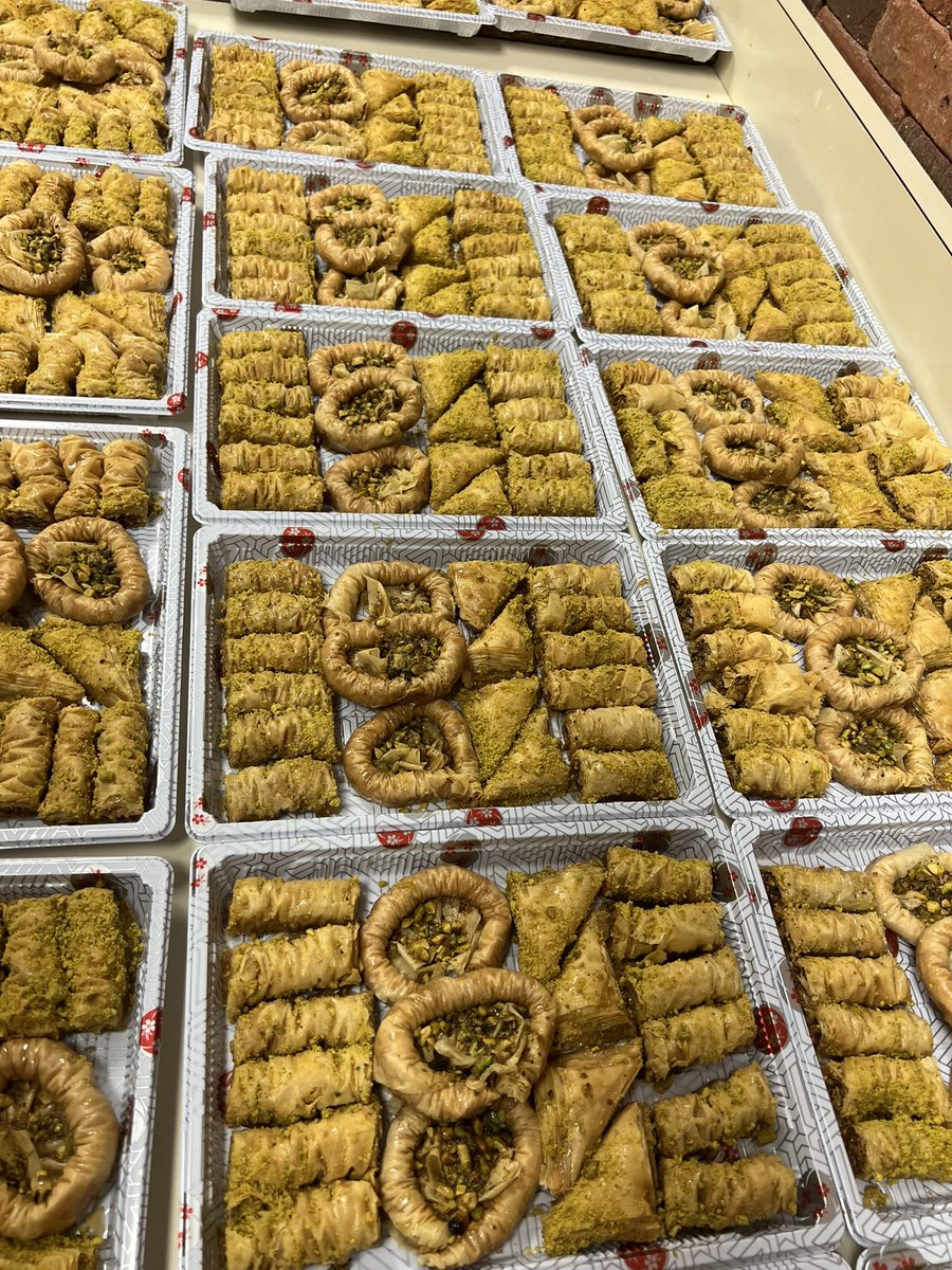Alkadoursweets's tweet photo. 😋Baklava with pistachio 🔊🔊🔊drizzled with maple syrup . 😋come to try our delicious vegan Sweets , at Billing’s Billings Bridge Shopping Centre , at Carlingwood Shopping Centre and Bayshore Shopping Centre , 💐
#veganfood #sweets 

#alkadoursweets #maplesyrup#maplesyrupottawa https://t.co/Wk3Ps06TbN