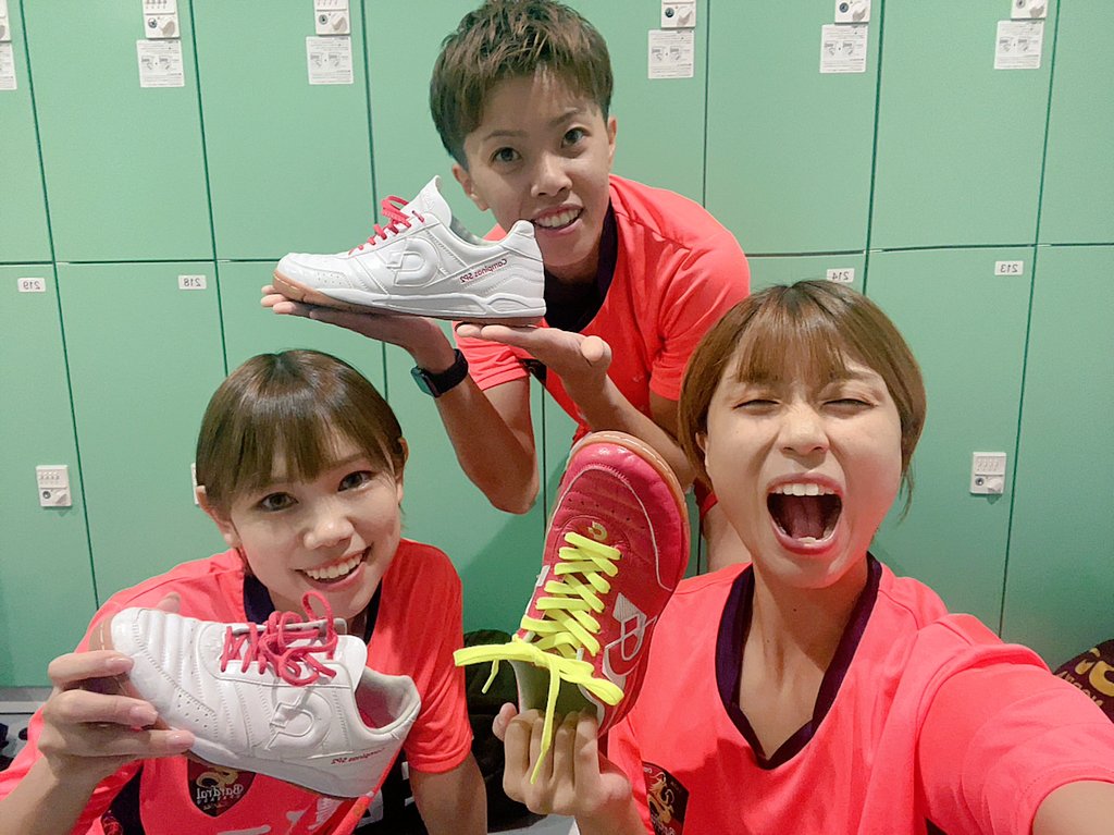47kyoko's tweet photo. デスポルチ サンルイスKI3
ダークレッド/シャイニーゴールド
にライムカラーのシューレースを組み合わせました🔴🟡
チームデスポルチでパシャリ📸
@DesporteJapan
#ThanksRespect
#bardral
#女子Fリーグ
#上位リーグ始まりました
#tanoshime https://t.co/JHvIRTOP4K