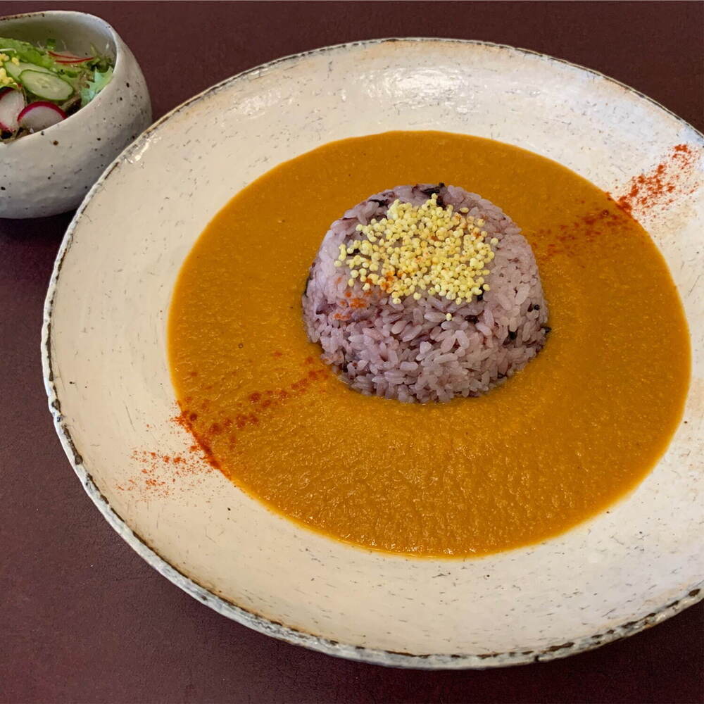 fashionpressnet's tweet photo. 「吉祥寺カレーフェスティバル 2023」吉祥寺駅周辺で、鮮やかグリーンカレー＆スープカレーなど多彩なメニューを食べ歩き - https://t.co/TQPSpNJz1z https://t.co/hSN48AdMQq