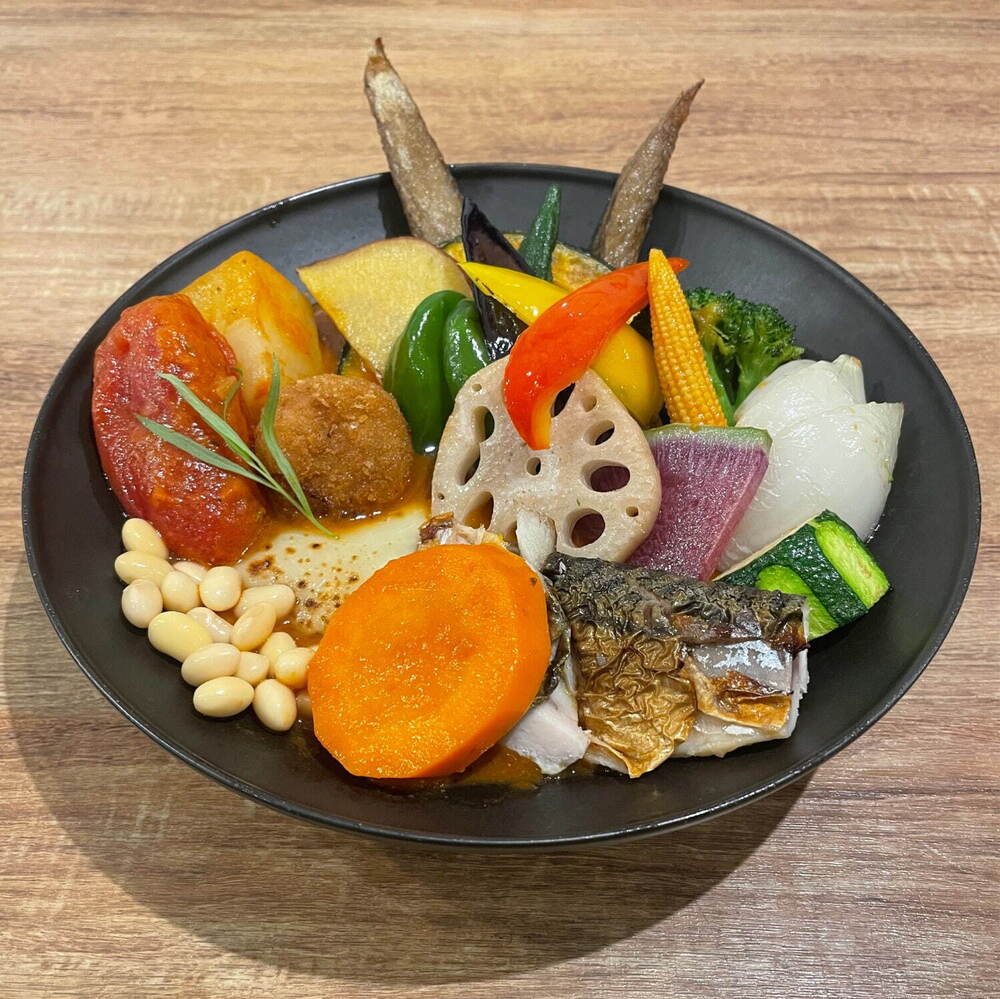 fashionpressnet's tweet photo. 「吉祥寺カレーフェスティバル 2023」吉祥寺駅周辺で、鮮やかグリーンカレー＆スープカレーなど多彩なメニューを食べ歩き - https://t.co/TQPSpNJz1z https://t.co/hSN48AdMQq