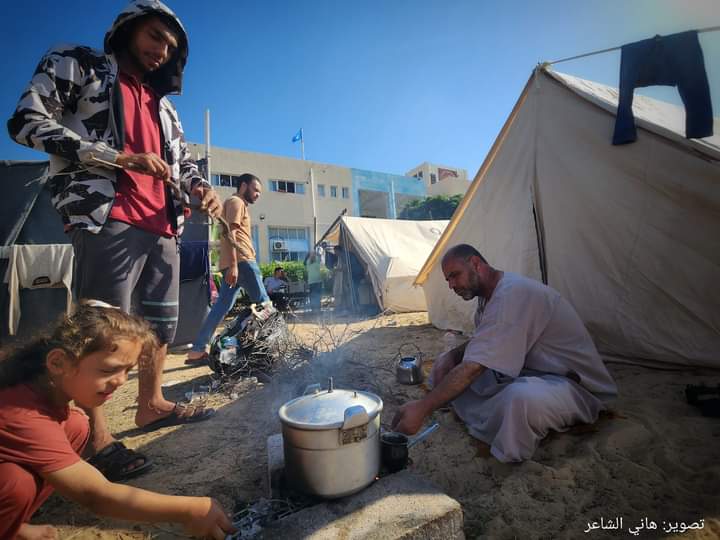 Fatema20d's tweet photo. The first camp in Khanyunis  for the people who lost their homes thousands of people become refugees in Gaza  
They suffer from their need of the basic things food and clothes
 
Donate to help them survive  🙏💔⤵️ https://t.co/fEGYFpEQhf https://t.co/Ns4NrPQ1fL