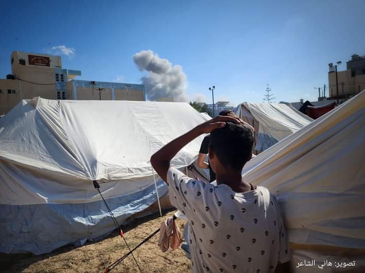 Fatema20d's tweet photo. The first camp in Khanyunis  for the people who lost their homes thousands of people become refugees in Gaza  
They suffer from their need of the basic things food and clothes
 
Donate to help them survive  🙏💔⤵️ https://t.co/fEGYFpEQhf https://t.co/Ns4NrPQ1fL