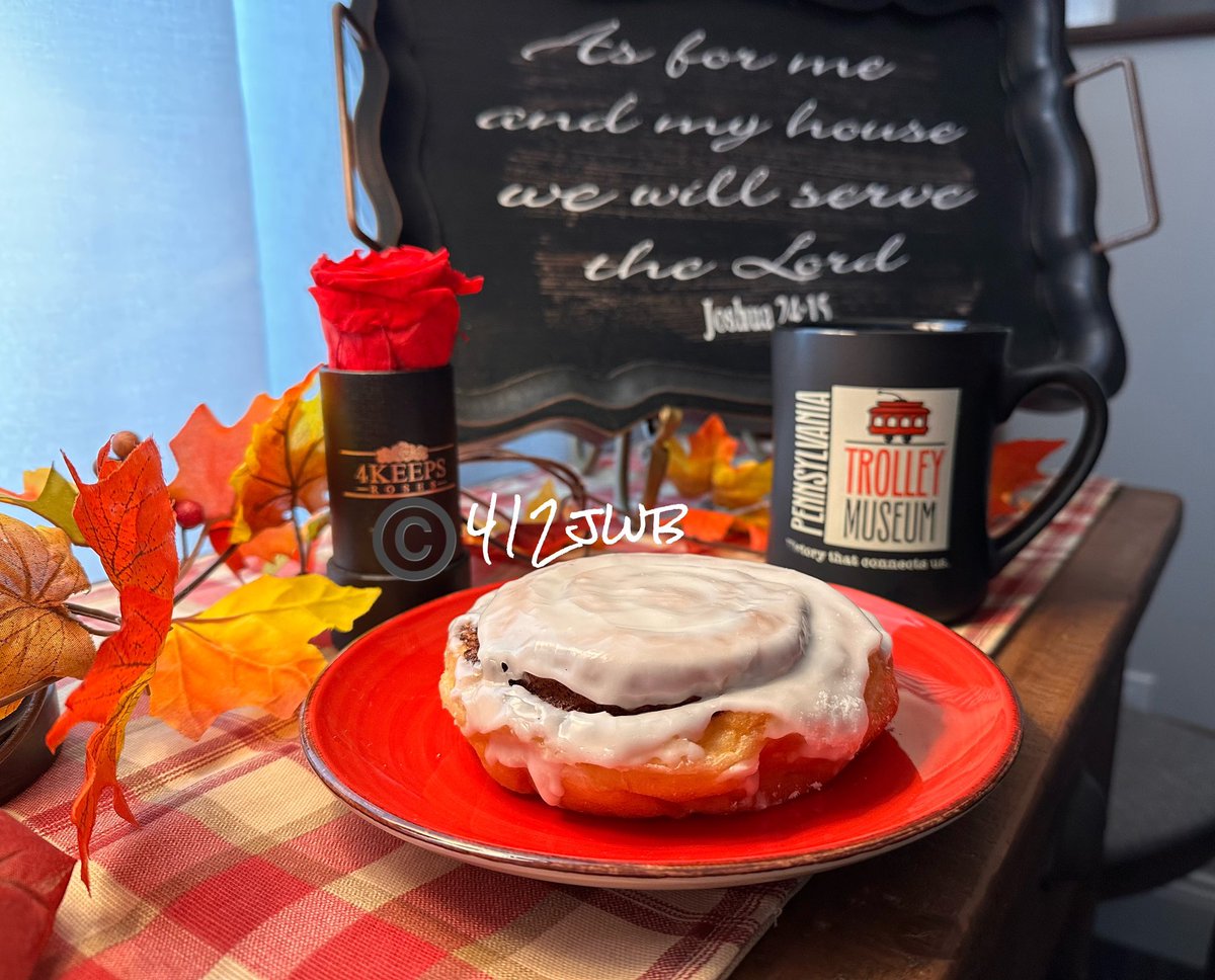 It’s time for a treat! Cinnamon rolls from <a href="/OakmontBakery/">Oakmont Bakery</a> !

Yummmmmmm ✌️🫶🏻