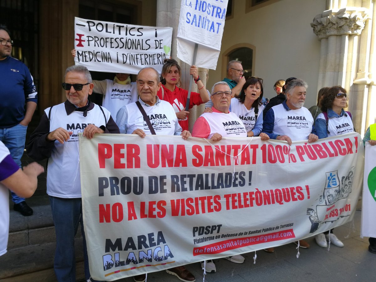 defensasanitat's tweet photo. ➡️La gent de la #PDSPT Marea Blanca #Terrassa donem les gràcies👋👋👋👋👋 a totes les veïnes LLUITADORES que ens trobem als carrers avui, i tantes vegades com siga nacesari per la defensa de la #Sanitat #Pública #Terrassa
💪💪💪 https://t.co/qYZiP8ICWx