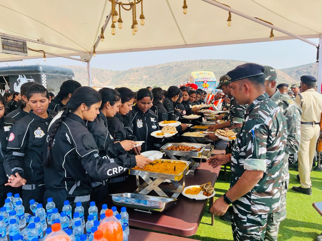 GurgaonDO's tweet photo. Gurgaon DO welcomed CRPF Yashaswini Bike Expedition at 63 LHS WSA on DME.Event celebrated an incredible journey of 75 women bikers and underscores CRPF's commitment to gender equality &amp; empowerment @IndianOilcl respects their courage &amp;determination @DirMktg_iocl @ManojGu10100891 https://t.co/J1Zg6gCIR7
