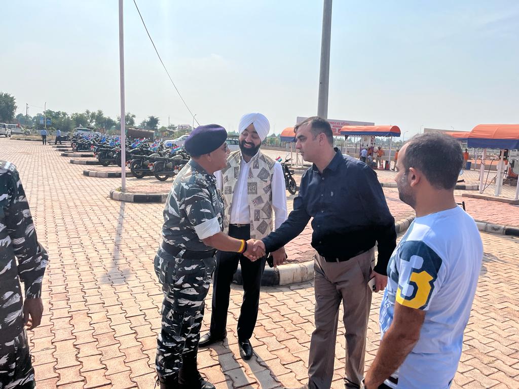 GurgaonDO's tweet photo. Gurgaon DO welcomed CRPF Yashaswini Bike Expedition at 63 LHS WSA on DME.Event celebrated an incredible journey of 75 women bikers and underscores CRPF's commitment to gender equality &amp; empowerment @IndianOilcl respects their courage &amp;determination @DirMktg_iocl @ManojGu10100891 https://t.co/J1Zg6gCIR7