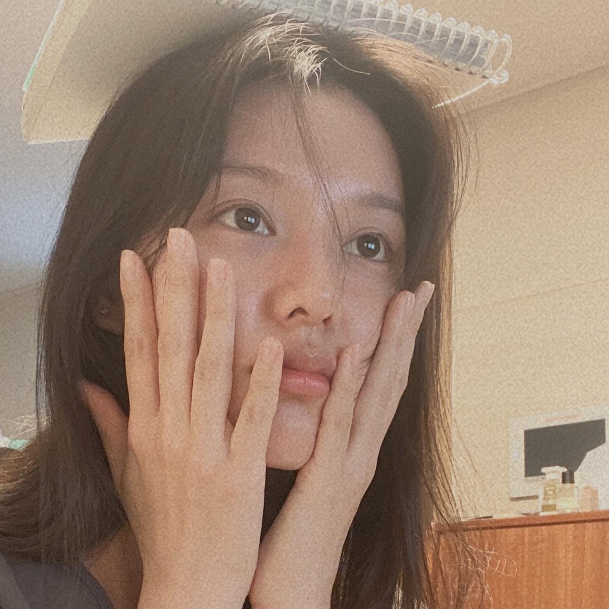 김지원여왕님 용안에 심장이 아작날거같아요..