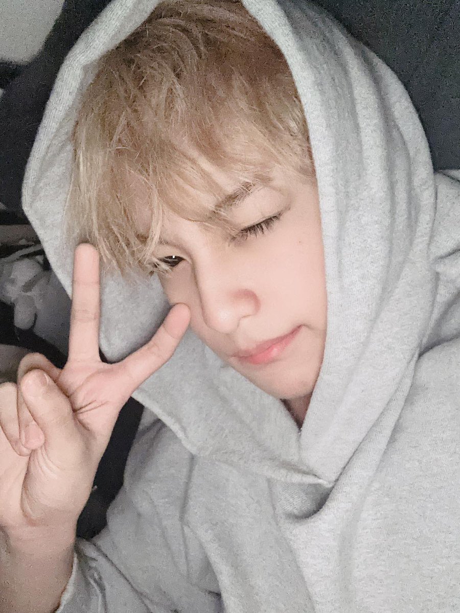 HORI7ON_twt's tweet photo. [🐰] 앵커! how was your day today? don’t forget to take a quick break if you feel tired and stressed okay?! remember, im “still with you” 😉

#HORI7ON #호라이즌 #MARCUS #마커스 https://t.co/skOofTGPyS