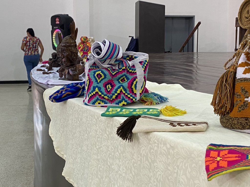 SomosUnem's tweet image. #Ahora📰|| La Dra. Maribel Ypuana lleva a cabo el conversatorio “Sabiduría y Memorias de los Pueblos Indígenas” desde el auditorio de la U.E.N Gran Colombia como parte de la Bienvenida a Nuevos Ingresos #OPSU. 

@NicolasMaduro 
@_LaAvanzadora