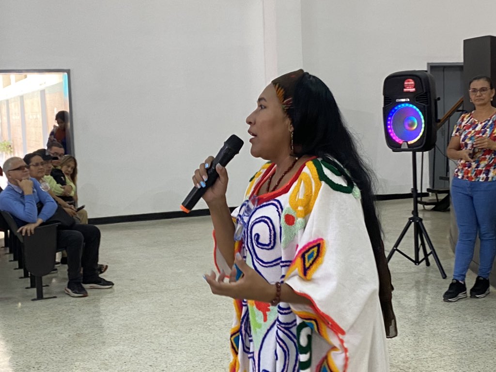 SomosUnem's tweet image. #Ahora📰|| La Dra. Maribel Ypuana lleva a cabo el conversatorio “Sabiduría y Memorias de los Pueblos Indígenas” desde el auditorio de la U.E.N Gran Colombia como parte de la Bienvenida a Nuevos Ingresos #OPSU. 

@NicolasMaduro 
@_LaAvanzadora
