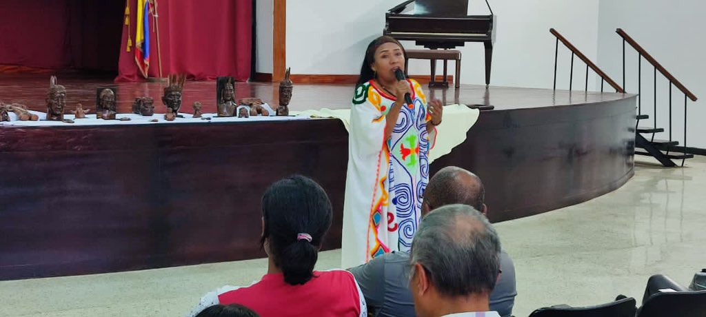 SomosUnem's tweet image. #Ahora📰|| La Dra. Maribel Ypuana lleva a cabo el conversatorio “Sabiduría y Memorias de los Pueblos Indígenas” desde el auditorio de la U.E.N Gran Colombia como parte de la Bienvenida a Nuevos Ingresos #OPSU. 

@NicolasMaduro 
@_LaAvanzadora