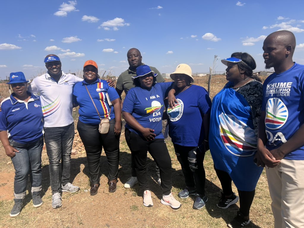 123Dlaminini's tweet photo. After a successful meeting with Leadership of the constituency @tsepomhlongo @shakeschabs @PalesaMokholo #VoteDA  #RegisteredToVoteDA lets rescue SA https://t.co/Edcl2mKwYj