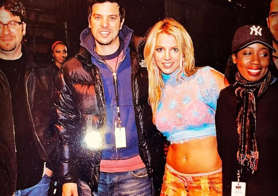 O diretor Chris Applebaum lembra de ter encontrado Britney Spears sentada no chão com as pernas cruzadas, maquiagem borrada e chorando durante as filmagens do videoclipe ‘Overprotected (The Darkchild Remix)’.

Ela ergueu seu telefone Motorola e disse: “Não posso acreditar. Veja