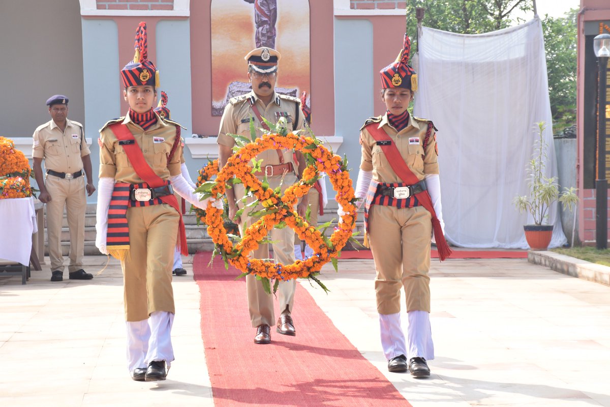 sundar_IPS's tweet photo. Today we join the  nation in  paying tribute to the courageous police officers and personnel who made the ultimate sacrifice in line of duty #Jaihind #martyrs #PoliceCommemorationDay #policememorial #supremesacrifice #bastarpolice #cgpolice https://t.co/v9WiDrpZFb