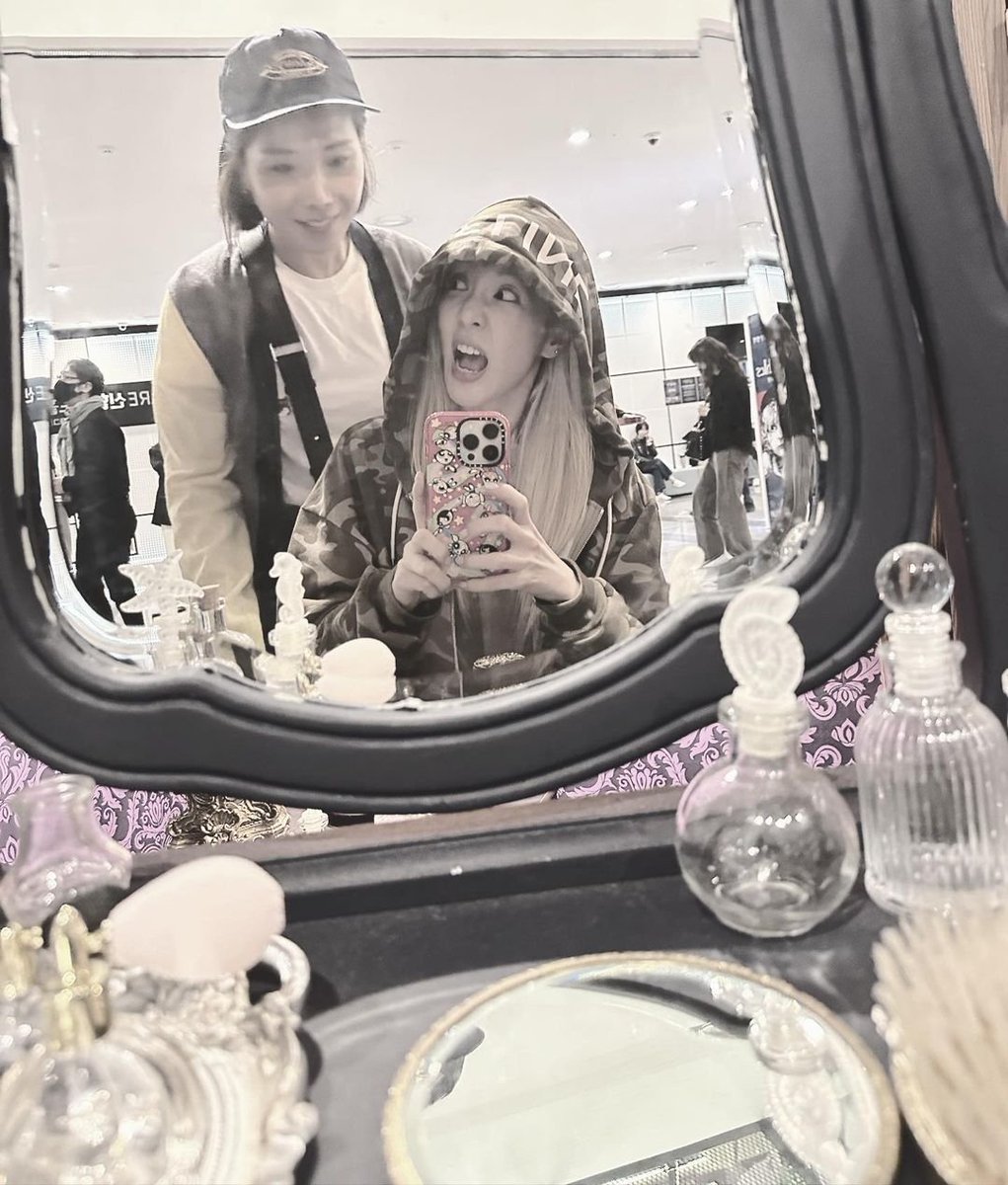 WeLoveDara's tweet image. [daraxxi]
🔗: instagram.com/p/CyqgB29JBMt/…

"Watched Lisa unnie's musical with the #KOMS unnies that I love🥰
#Rebecca #Lisa #Wendy #레베카 #리사 #웬디 👏🏻👏🏻👏🏻"

#SandaraPark #산다라박 #DARA #다라