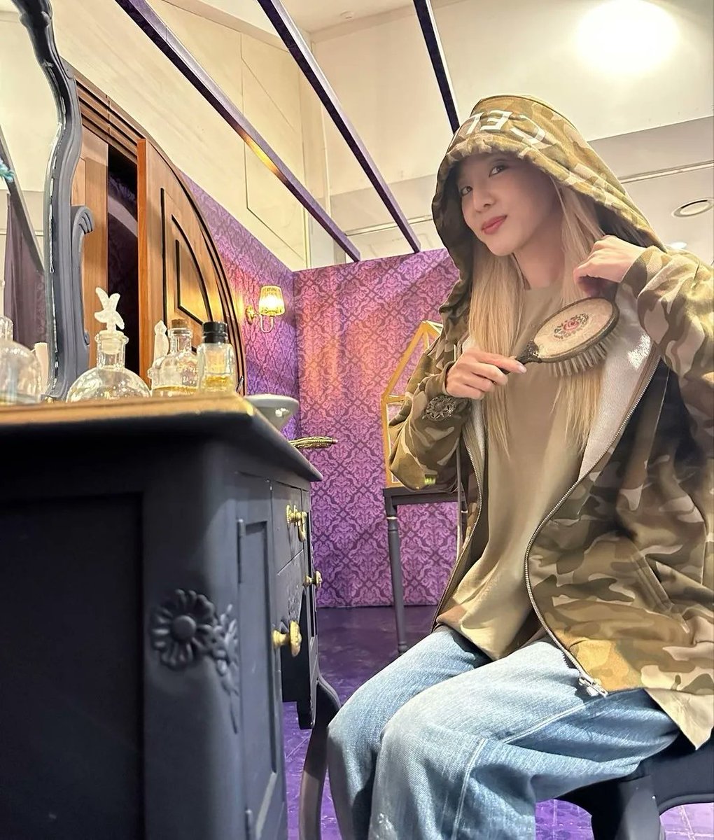 WeLoveDara's tweet image. [daraxxi]
🔗: instagram.com/p/CyqgB29JBMt/…

"Watched Lisa unnie's musical with the #KOMS unnies that I love🥰
#Rebecca #Lisa #Wendy #레베카 #리사 #웬디 👏🏻👏🏻👏🏻"

#SandaraPark #산다라박 #DARA #다라