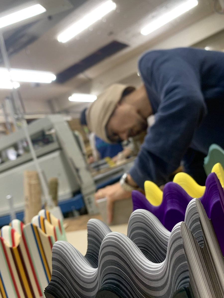 kamitani_suri's tweet photo. こちらは2019年の展示会に合わせて@kudouyousuke さんと一緒に作った、歪な形をした紙のブロックですっ！篠原紙工さんに加工をして頂きました〜。 https://t.co/tJnIu7PJ3c