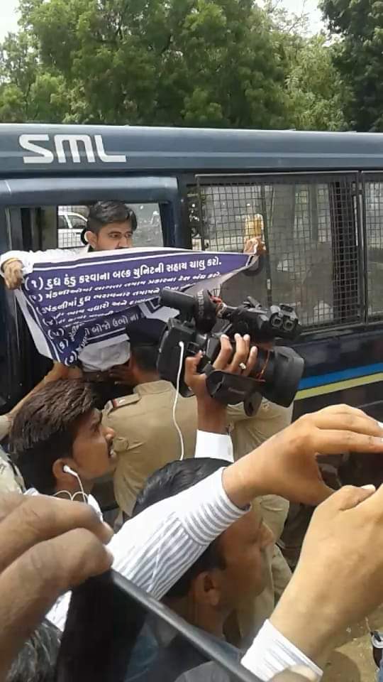 lawyer_b_l's tweet photo. મિત્રો હું કોઈ પક્ષ સાથે જોડાયેલ નથી અને મારે કોઈ પક્ષ સાથે કોઈ લેવા દેવા નથી. પણ જ્યાં  અન્યાય થતો હશે ત્યાં ત્યાં હું ચોક્કસ થી ઉભો હોઈશ. હા જ્યાં મારી જરૂરત પડે ચોક્કસ થી યાદ કરજો સત્ય ની લડાઈ મા જેલ મા જવા પણ તૈયાર 
#જ્ઞાન_સહાયક_પ્રોજેક્ટ_નાબૂદ_કરો 
#કાયમી_શિક્ષકની_ભરતી_કરો https://t.co/zUjwod7bBn
