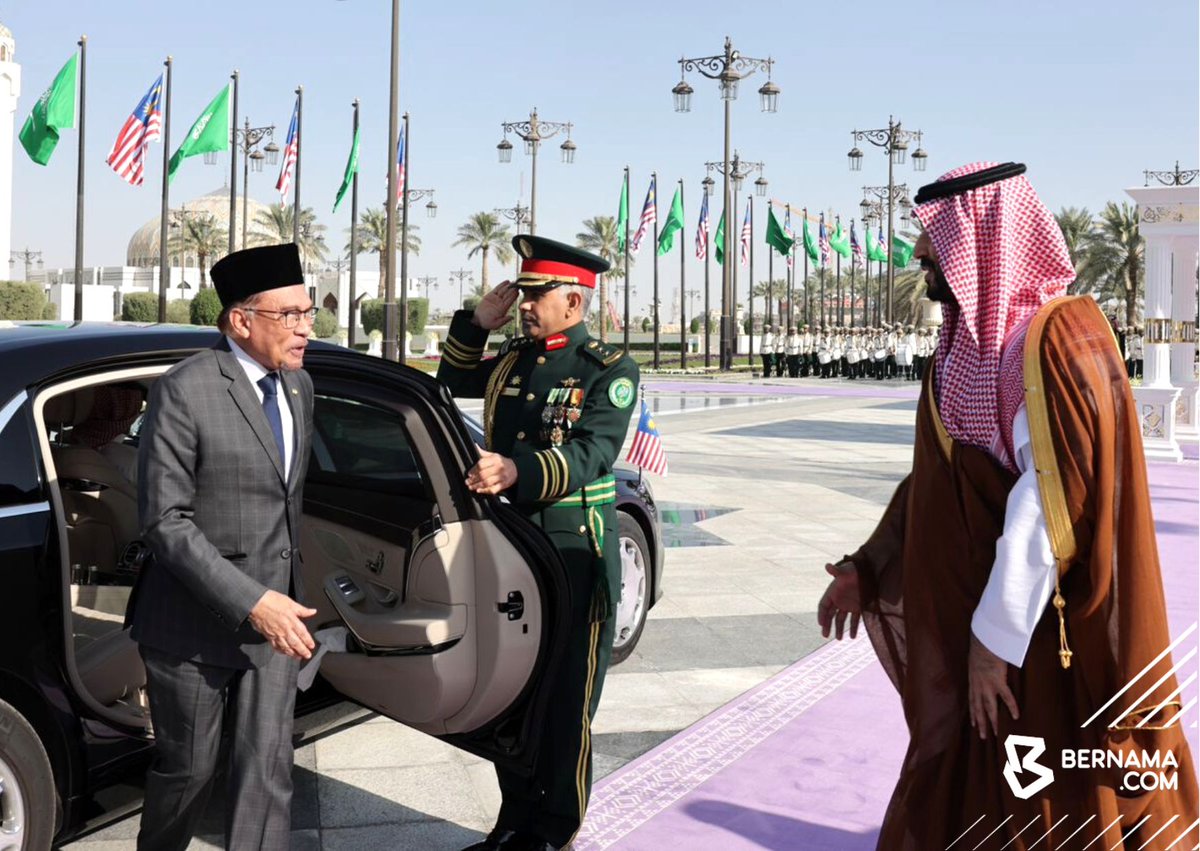 bernamadotcom's tweet photo. Perdana Menteri Datuk Seri @anwaribrahim mengadakan pertemuan dengan Perdana Menteri Arab Saudi Putera Mahkota Mohammed bin Salman di Istana Al Yamamah, Riyadh hari ini. 

📸 Ain Shafinas Talib/BERNAMA

#BernamaImages
#BernamaNews https://t.co/Lq3pCH2FUe