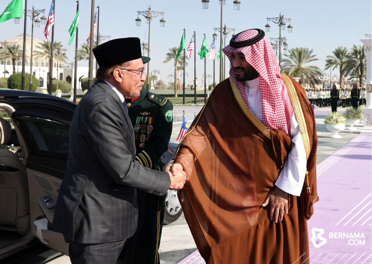 bernamadotcom's tweet photo. Perdana Menteri Datuk Seri @anwaribrahim mengadakan pertemuan dengan Perdana Menteri Arab Saudi Putera Mahkota Mohammed bin Salman di Istana Al Yamamah, Riyadh hari ini. 

📸 Ain Shafinas Talib/BERNAMA

#BernamaImages
#BernamaNews https://t.co/Lq3pCH2FUe