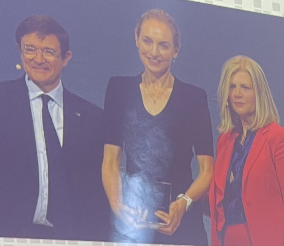 Congratulations to @ProfGLongMIA on being awarded the 2023 ESMO Women for Oncology Award at #ESMO23. I enjoyed being the photographer for the inspired women who flocked to Georgina for a photo at the end of the session.