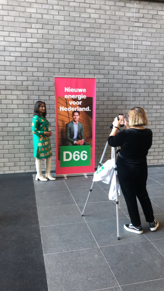 TobiasGrond's tweet photo. Energiek congres van @d66 in Apeldoorn! Op naar de verkiezingen!! https://t.co/1ye6G4bq5k