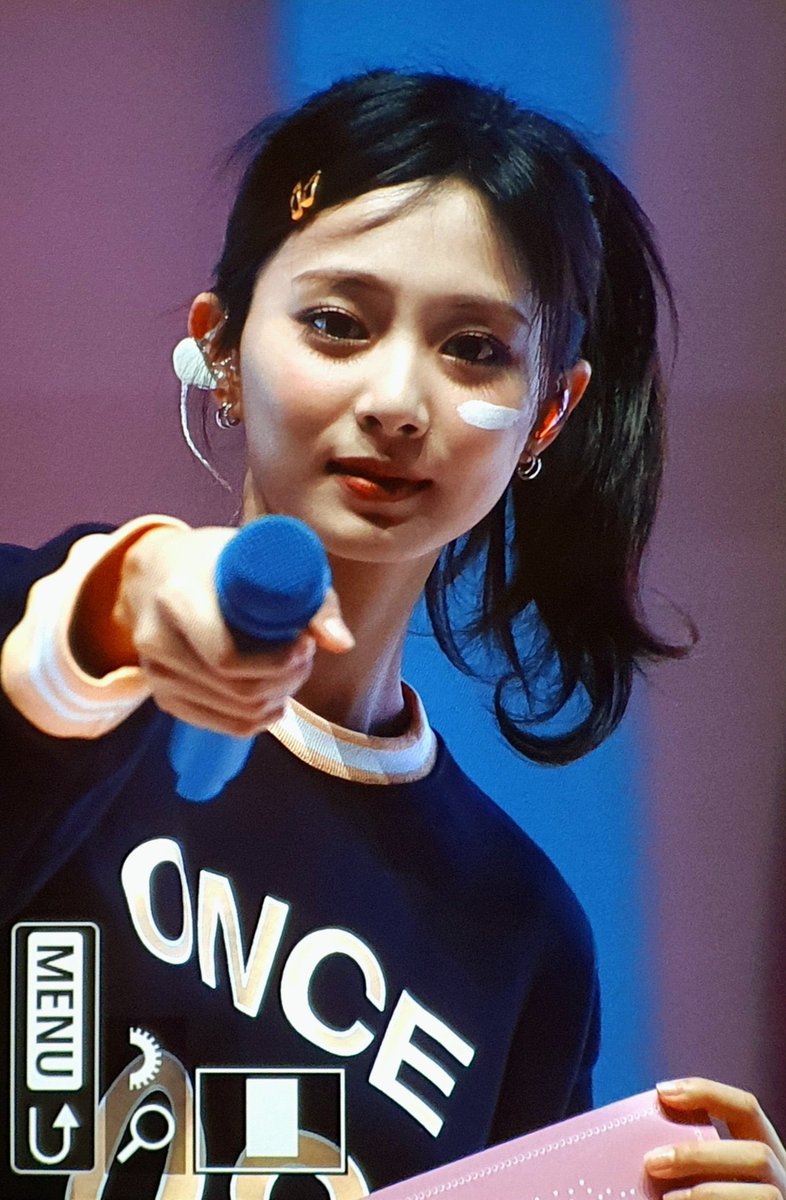 tzuwieee25's tweet photo. TZUYU IS SO PLAYFUL??? 😭 https://t.co/DoMvjOwPob
