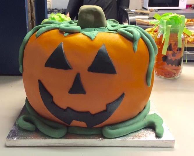 We LOVE spooky season and love to see people getting into the spirit of Halloween with this homemade pumpkin cake! Lets see your spookiest bakes... 🎃🎂 #halloween #halloweenparty #halloweencake #spookyseason