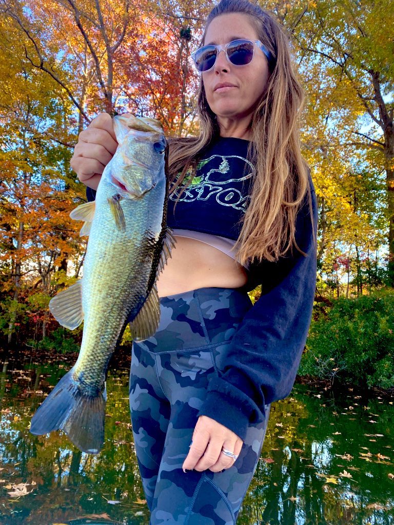 It’s fall yall, let’s go get fishy 🎣#bassfishing #ladyangler