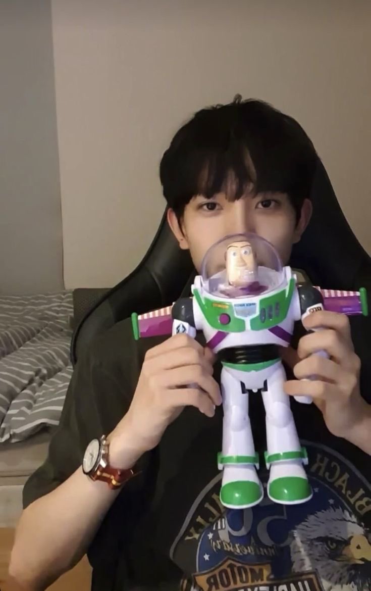 jayjongalaxy's tweet photo. heeseung, si baik manis sosok kakak dewasa banget dia juga orangnya lembut selalu muji engene cantik, selalu nurutin engene maunya apa selalu kasih yang terbaik buat engene, selalu pengen sempurna dalam berbagai hal biar gak ngecewain engene, selalu senyum dan iya iya aja kalau engene mau ini itu, you deserve better! i hope the world is kinder to you, i’m always proud of you, always be happy, we're always by your side! 🤍 #HEESEUNG
