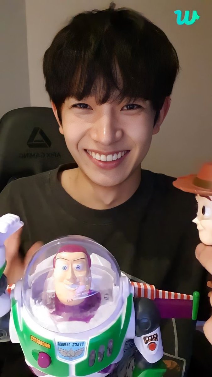 jayjongalaxy's tweet photo. heeseung, si baik manis sosok kakak dewasa banget dia juga orangnya lembut selalu muji engene cantik, selalu nurutin engene maunya apa selalu kasih yang terbaik buat engene, selalu pengen sempurna dalam berbagai hal biar gak ngecewain engene, selalu senyum dan iya iya aja kalau engene mau ini itu, you deserve better! i hope the world is kinder to you, i’m always proud of you, always be happy, we're always by your side! 🤍 #HEESEUNG