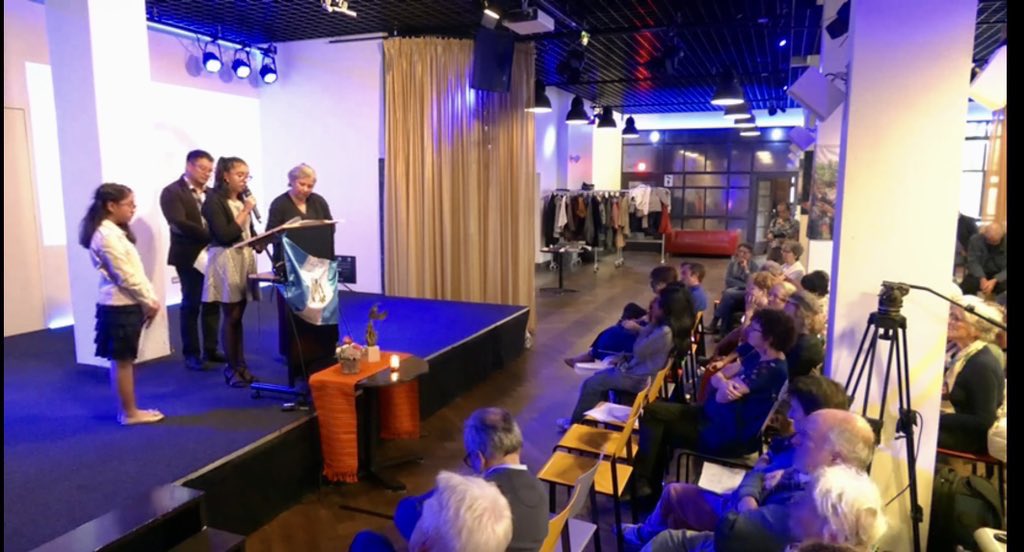 Esta mañana, la exfiscal anticorrupción Virginia Laparra, encarcelada desde febrero del 2022, recibió el "Premio Quetzal por la Democracia", por su aporte en la lucha contra la corrupción e impunidad en Guatemala.

“Mamá nos ha enseñado a defender nuestros derechos y democracia”,