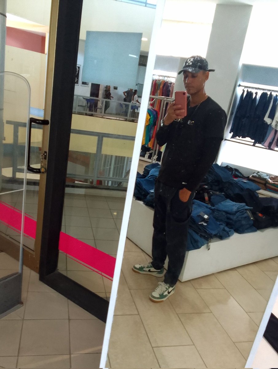 thefelengo's tweet photo. Yo en cualquier tienda https://t.co/uHeRdPEAiV
