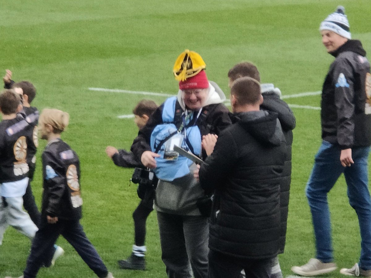 Amazing achievement <a href="/redhatphoto/">Claire Jones</a> 500 games for <a href="/SaintsRugby/">Northampton Saints 😇</a> 💚🖤💛