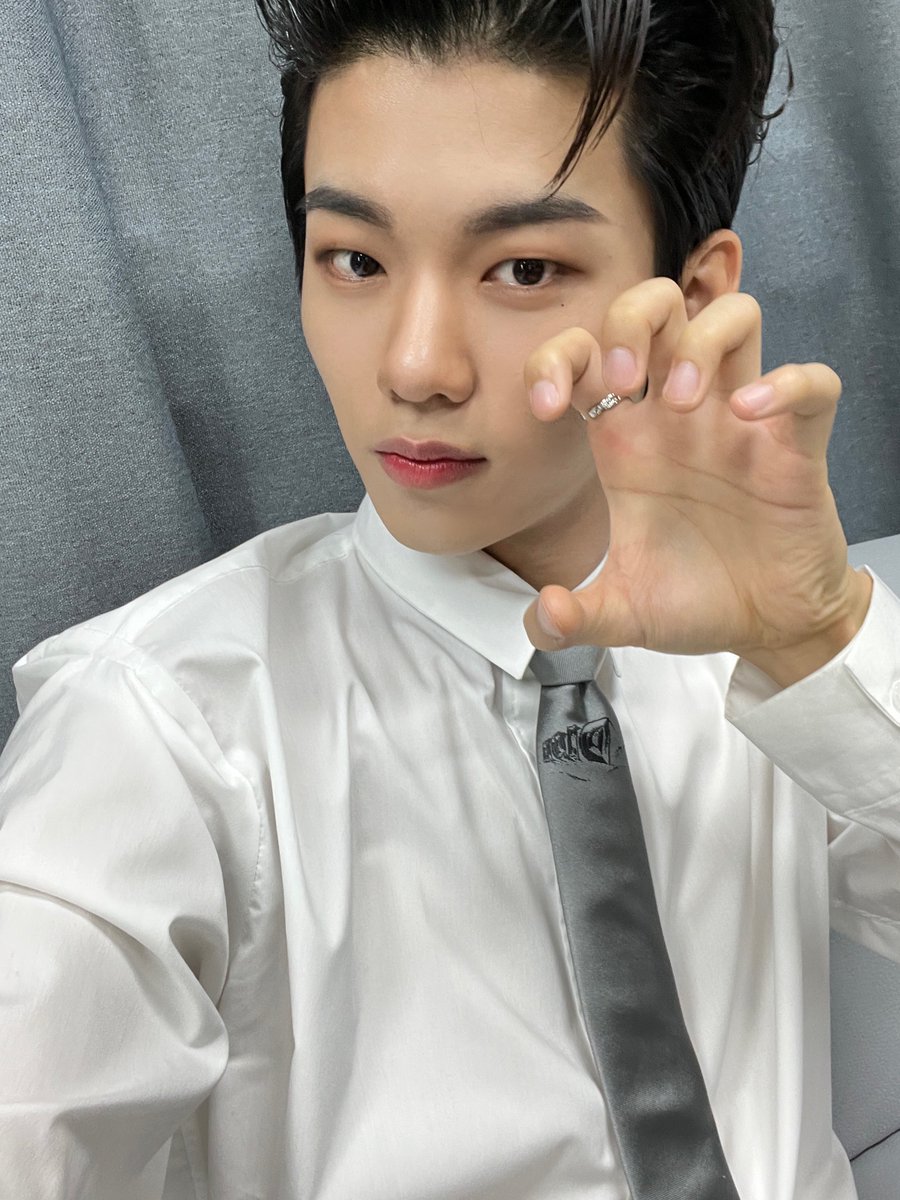 JEONGHYEON_TH's tweet photo. {📸#อีจองออนพลัส }ー211023

'ได้อ่านเมนต์ที่บอกเป็นห่วงว่าผมไม่สบายรู้สึกซึ้งมากเลยครับㅎㅎ🥺ไม่ต้องห่วงนะครับ จะรีบหายไวๆเลย

เอนวี่ก็ด้วยนะ ใส่เสื้อผ้าหลายๆชั้นกันด้วย!! เข้าใจมั้ย!! แล้วก็ทานข้าวด้วยนะㅜ💚 เอาเซลฟี่ตอน Suit Dance มาฝากล่ะ!'

#EVNNE #이븐
#이정현 #LEEJEONGHYEON https://t.co/LuHZwfVJV9