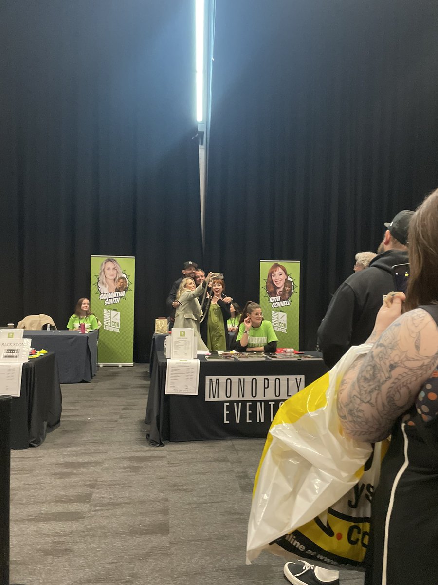 littleteagirl_'s tweet photo. Bts of the Supernatural selfie #ComicConLiverpool #RuthConnell #MarkShepard https://t.co/7IbvJLOnsq